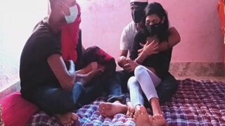 Video Bokep Bangladesh Pasangan Mesum Main Bertiga Plus Satu, Goyang Seru Bikin Makin Liar.