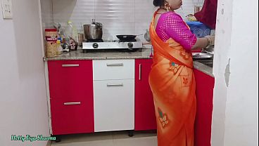 Gairah Di Dapur: Bhabhi Desi Digoyang Ganas Dengan Kontol Besar