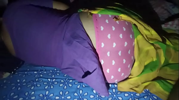 Desi Bhabi Montok Dalam Salwar, Pantat Besarnya Ditekan-tekan