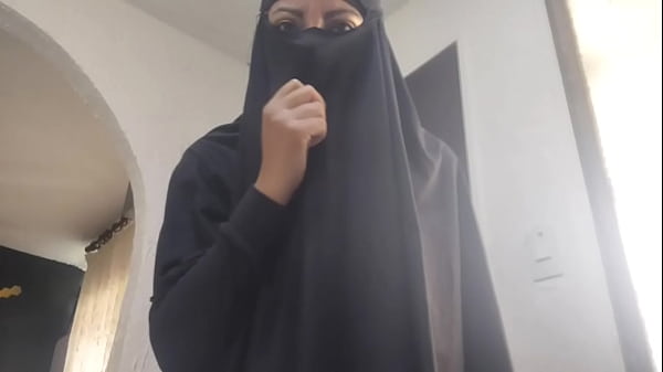 Arab Ibu Hot Masturbasi Sampai Muncrat Pakai Niqab Di Webcam, Nikmatin Orgasme Kasar