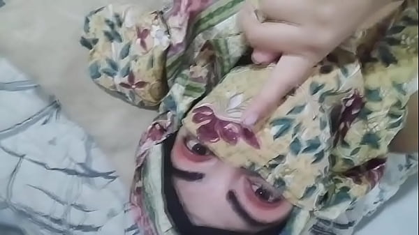 Hijab Hot Arab Milf Istri Mainin Memek Sampe Muncrat Basah Kena Orgasme Sementara Suami Lagi Sholat Di Kamar Lain