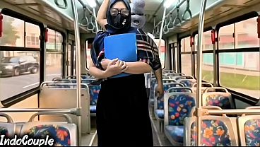 Istri Muslim Pulang Kampus Sendirian Di Bus, Langsung Digarap Orang Asing Di Balik Hijabnya.