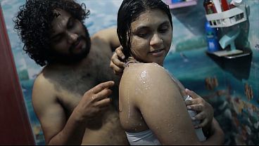 Cewek India Mandi Panas, Abang Tiri Ngintip, Romansa Basah Bikin Merem Melek
