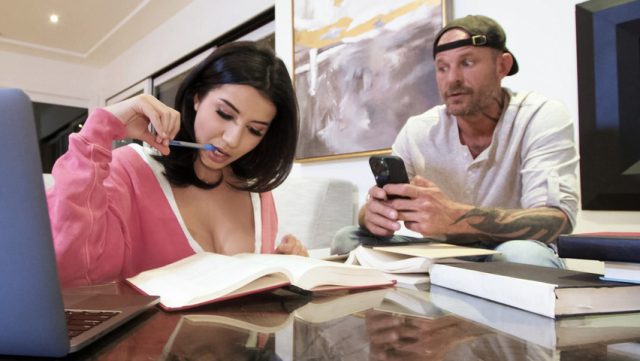 Datang Sini Sayang, Ortu Lagi Gak Di Rumah – Ngewe Bareng Roxie Sinner Sama Scott Nails