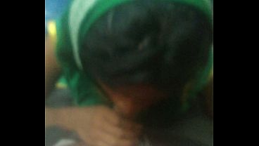 Desi Mami Pengemis Di Kereta Lokal, Bikin Muncrat Lihat Gerakannya