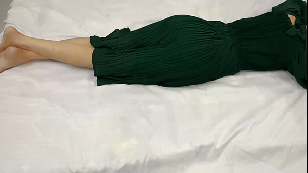 Saat Malam, Step Sister Ku Yang Baru 18 Tahun Sendirian Di Kamar, Aku Masuk Dan Mainin Memeknya Sampai Basah.