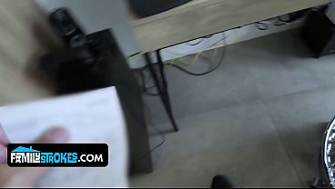 Abis Mandi, Anak Tiri Cewek Latin Pamerin Tubuh Montoknya Biar Bapak Tiri Klepek-klepek.