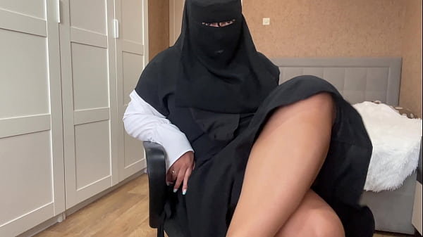 Gadis Arab Berhijab Mainin Memek Basah Sampe Crot