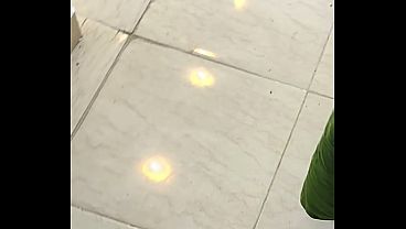 سباك وصاحبه ينيكوا شرموطة مصرية جامدة في بيتها – صوت واضح وجسم ملبن وكلام يهيج