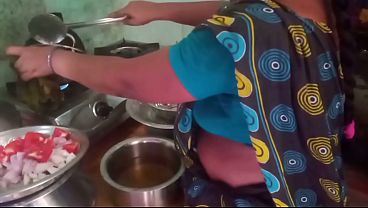 Ibu Rumah Tangga India Lagi Main Masak-masak Sambil Mainin Kontol Pacar.