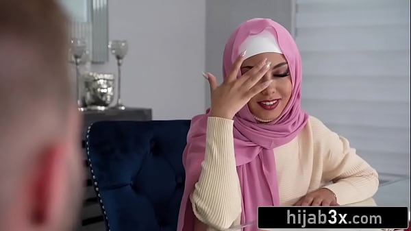 Gadis Mungil Berhijab Cantik Digenjot Sambil Hijabnya Tetap Terpasang