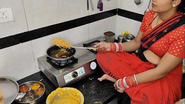 कोमल दिवाली पर नमकीन बना रही थी, देवर ने भाभी को छू लिया