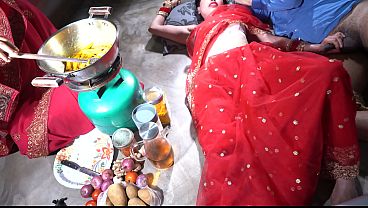 Ibu Tiri Di Dapur, Sange Lihat Gerakan Menggoda, Desi Hot Mom Siap Dimakan