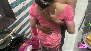 Desi Bhabhi Lagi Dapur Sambil Masak, Tiba-tiba Digebukin Dari Belakang, Pegangannya Bikin Makin Liar.