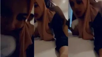 Cewek Hijab Lagi Digebukin Doggy Style Di Kamar Hotel, Makin Greget Makin Basah.