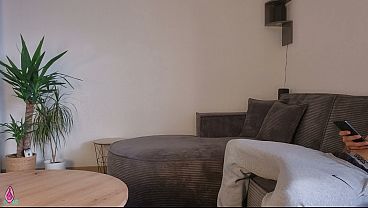 Ibu Tiri Ngeliat Anak Tiri Tegang Pas Lagi Bersihin, Langsung Bantu Keluarin Di Pantat Gede Montoknya.
