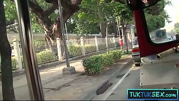 Bule Ngebut Naik Tuk-tuk, Tante Lokal Langsung Naik Ke Kontol Gede.