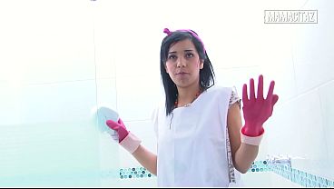 Pembantu Hotel Pake Sarung Tangan Karet Nunduk Bersihin Shower, Bikin Makin Pengen Liat