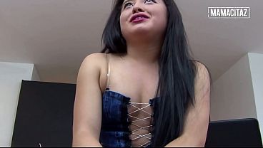 Goyangin Pantat Tebal Latina Pake Rok Mini… Dia Nggak Bisa Berhenti Megang-megang Itu.