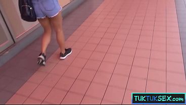Gadis Thailand Murahan Digebuk Di Tuk Tuk, Langsung Digiring Ke Hotel Buat Mainin Ranjang.