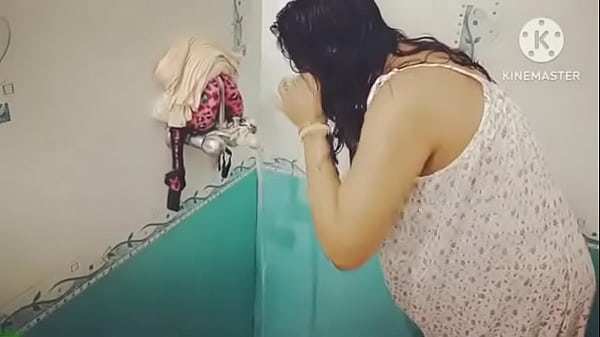 Desi Lagi Mandi, Basah Kuyup, Siap Digoyang.
