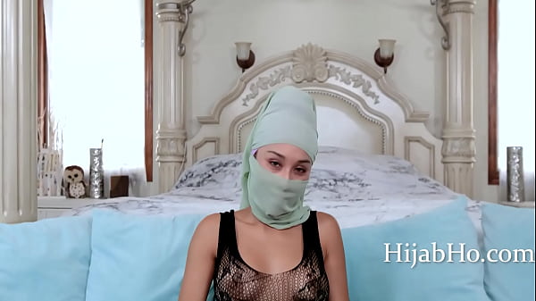 Ibu Tiri Berhijab Bikin Tenang – Cali Lee, Bikin Hati Cenat-cenut