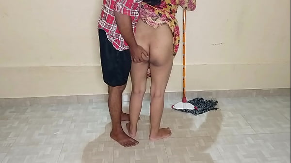Kamar Lagi Dipel, Tante Pembantu Disuruh Nyedot Kontol, Terus Digenjot! Suara Hindi Jelas Keluar.