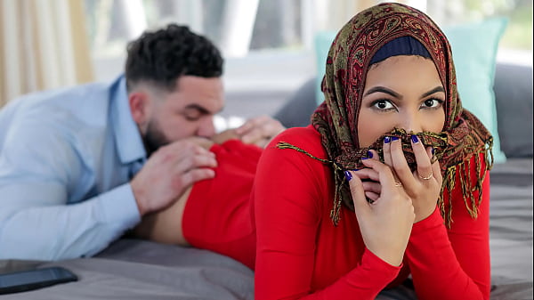 Diajarin Dulu Sama Abang Tiri Sebelum Nikah, Jilbab Basah Kena Peluh Ranjang