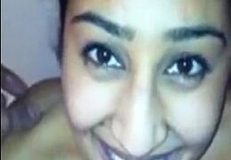 Gadis Delhi Ngocok Kontol Pacarnya Di Kamar Mandi, Bibirnya Basah Kuyup Nikmatin Setiap Tetes.