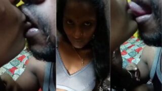 Kekasih Menjilat Lidah Selingkuhannya Yang Sudah Menikah Dengan Gaya Seks Telugu Yang Panas.