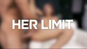 Cewek Asia Langsing Pake Lingerie Pink… Diminyaki Full, Kontolnya Dimasukin Keras Di Pantat.