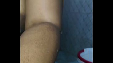 Desi Stepmom Mandi, Kamera Tersembunyi, Istri Beneran, Mulus Basah Kena Colok.