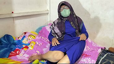 Wanita Berhijab Lagi Mainin Diri Sendiri, Nafasnya Berat, Nikmatin Sensasi Panas Di Tubuh.